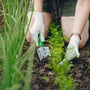 Mujer trabajando el jardin y sus cultivos
