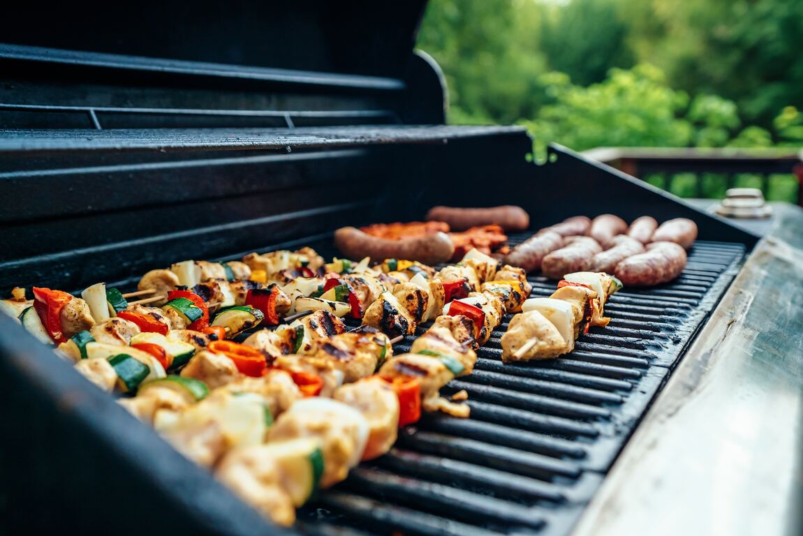 Parrilla con anticuchos y longanizas - Imagen nota de  blog Celebrando un 18 sustentable