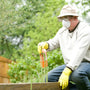 Persona en jardín (Importancia de los biofertilizantes)