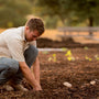 persona aplicando compost al jardín