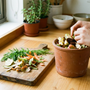 Separación de residuos orgánicos en cocina chilena con tabla de cortar y compostera de mesón